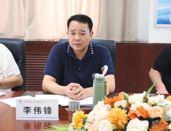 李伟锋：面对大风大浪，要众志成城沉稳破局