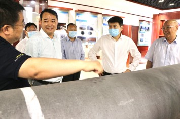 河南省委常委、副省长费东斌深入亿百体育（北京）责任有限公司集团总部园区走访调研